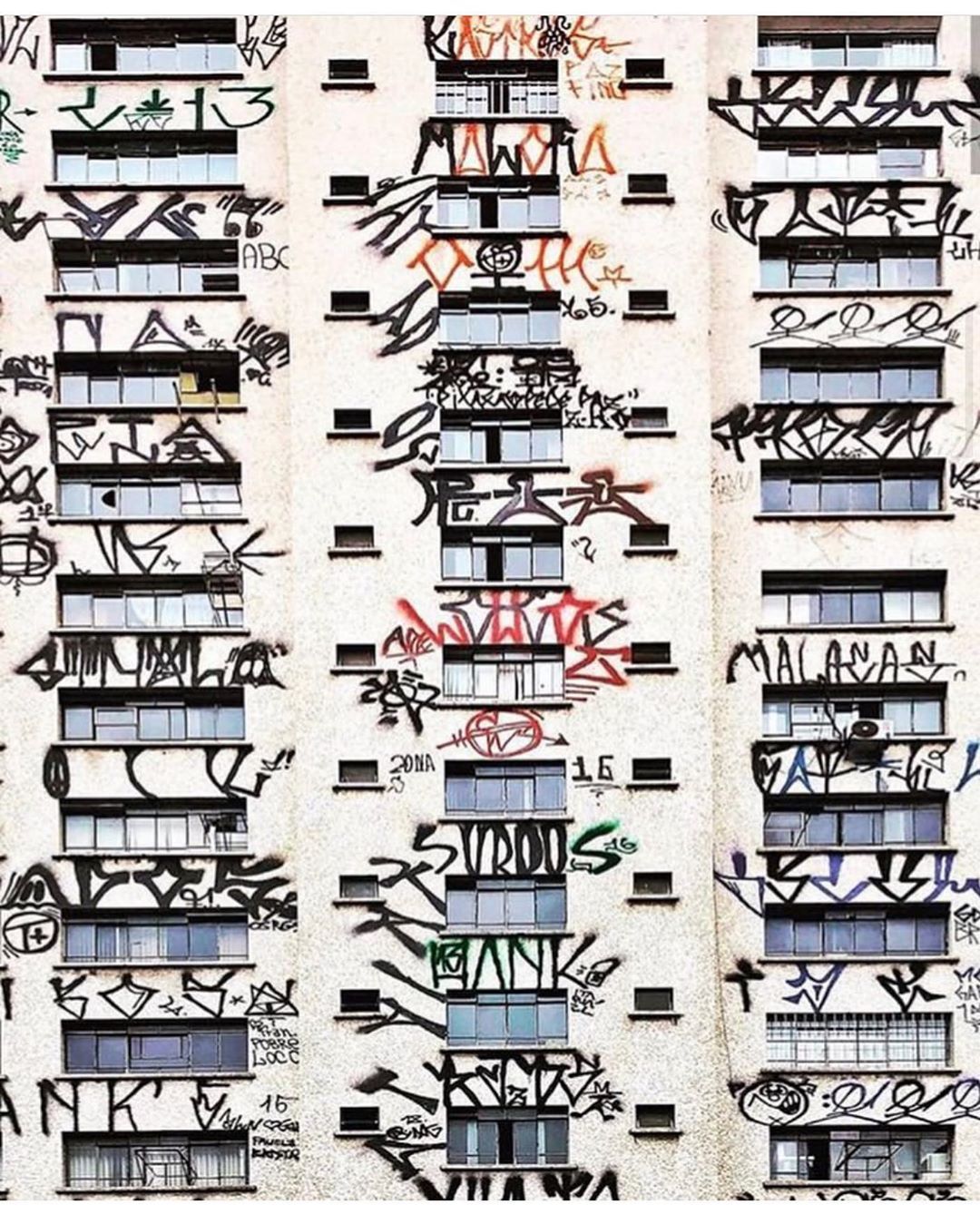 Pichação: Mural afro-baiano no Pelourinho. em Pelourinho